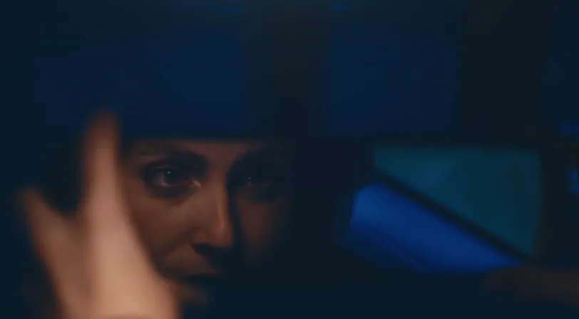 Rostro bajo luz azul
