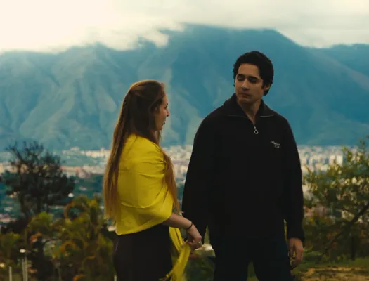Pareja frente a la montaña