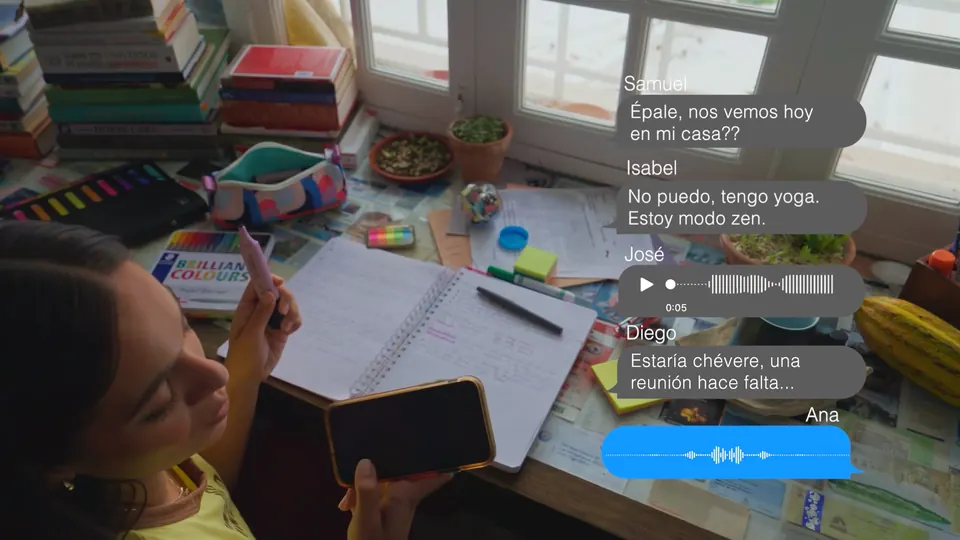 Planificación sobre la mesa con mensajes en pantalla