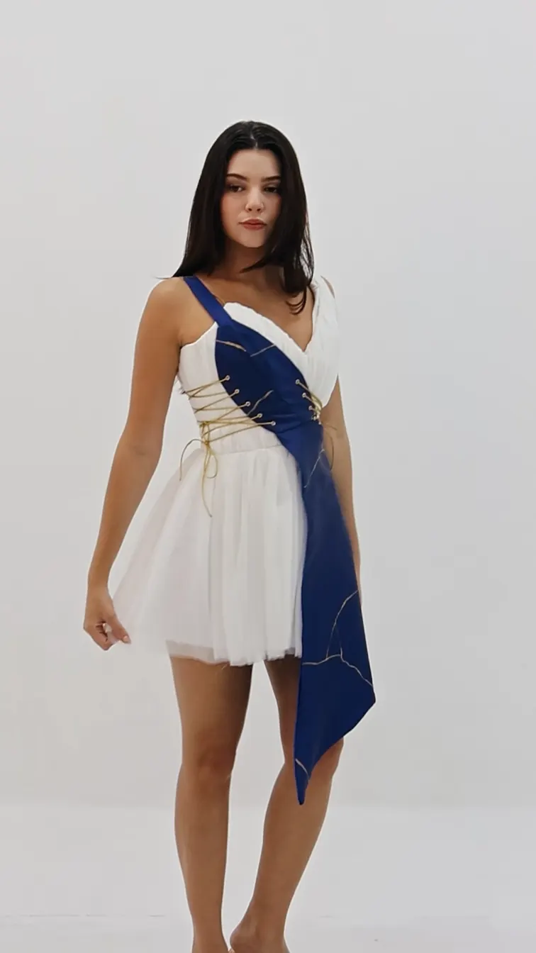 Modelo con vestido blanco y banda azul