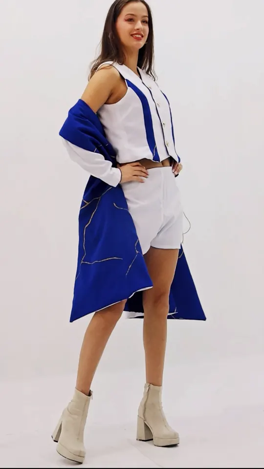 Modelo con chaqueta azul