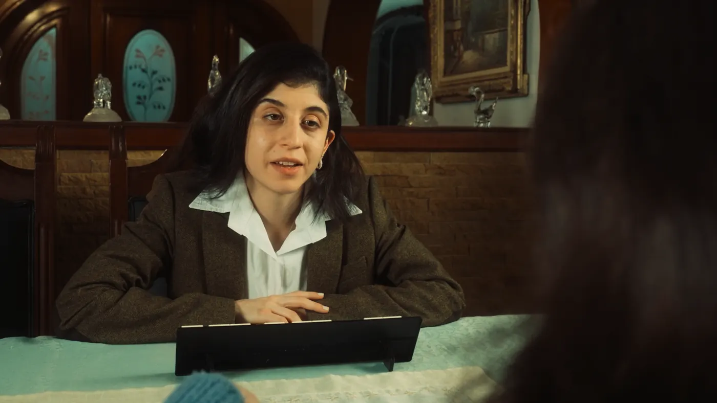 Mujer frente a una máquina de escribir